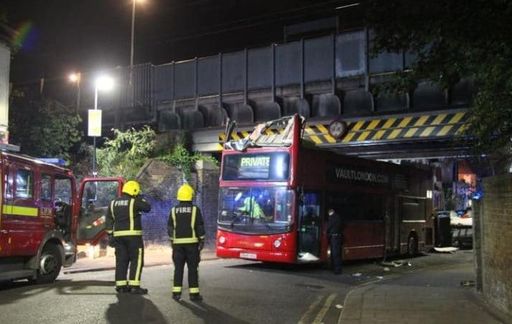 Autorităţile britanice anunţă 26 de răniţi, după ce un autobuz supraetajat s-a izbit de un pod londonez