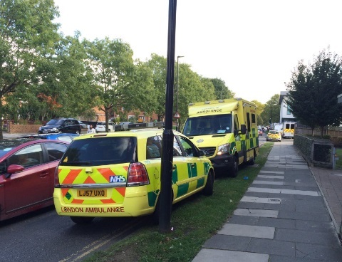 Cel puţin 80 de persoane au fost evacuate dintr-un cartier londonez, după ce un bărbat s-a baricadat într-o locuinţă cu ”obiecte periculoase”