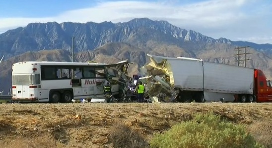 SUA: Cel puţin 13 persoane şi-au pierdut viaţa, după ce un autocar s-a izbit de o autoremorcă pe o autostradă din California