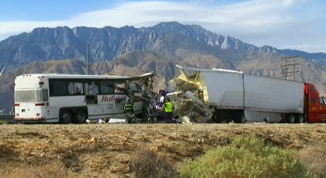 SUA: Cel puţin 13 persoane şi-au pierdut viaţa, după ce un autocar s-a izbit de o autoremorcă pe o autostradă din California