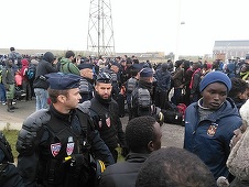 Aproximativ 2.000 de migranţi din tabăra de la Calais nu vor să plece, anunţă un ONG