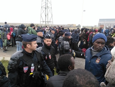 Aproximativ 2.000 de migranţi din tabăra de la Calais nu vor să plece, anunţă un ONG