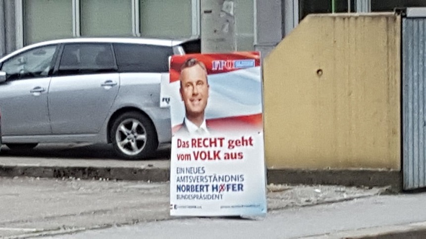 Extrema dreaptă austriacă respinge critici ale bisericii cu privire la folosirea expresiei "aşa să-mi ajute Dumnezeu" într-un poster de campanie al lui Hofer