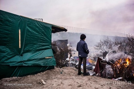 O treime dintre migranţii din "Jungla" de la Calais, evacuaţi în prima zi a operaţiunii