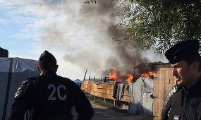 Important incendiu în partea de nord a "Junglei" de la Calais, unde au început operaţiunile de curăţare