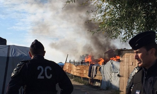 Important incendiu în partea de nord a "Junglei" de la Calais, unde au început operaţiunile de curăţare