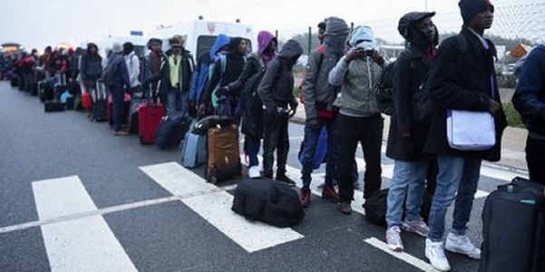 Circa o mie de migranţi se mai află în prezent în Jungla de la Calais, anunţă autorităţile. VIDEO