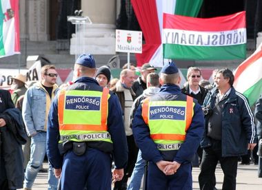 Poliţist ungar, ucis cu mitraliera la percheziţia unei locuinţe