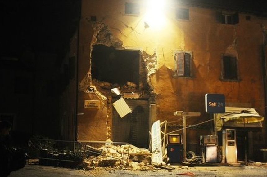 Cutremure în lanţ în Italia: Cel puţin un mort şi mai mulţi răniţi, anunţaţi în urma celor trei seisme din centrul Italiei. FOTO, VIDEO