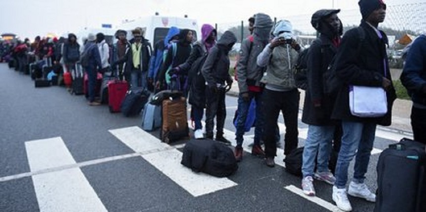 BBC: Sute de migranţi sunt în continuare în “Jungla” de la Calais, inclusiv 200 de copii care nu mai au unde să doarmă