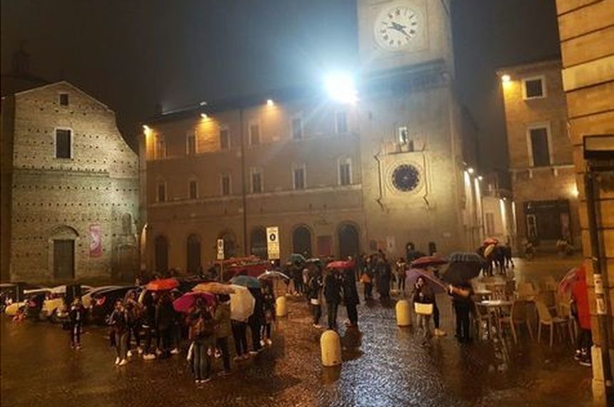 Cutremure în lanţ în Italia: O persoană a murit, iar alte câteva zeci sunt rănite. Numărul victimelor este redus, pentru că cel mai puternic seism a avut loc când oamenii erau la adăpost. “Situaţia nu este atât de catastrofală pe cât ne temeam”