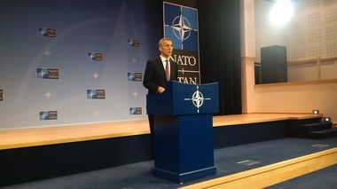 NATO trimite nave şi aeronave să suţină operaţiunea UE împotriva migraţiei la Marea Mediterană, anunţă Stoltenberg