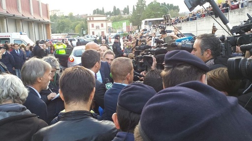 Renzi asigură sinistraţii, în zona afectată de seisme, de susţinerea întregii Italii 