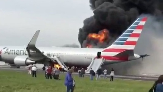 Şapte pasageri şi un însoţitor de bord uşor răniţi la Chicago, după ce un avion ia foc pe pista aeroportului O'Hare