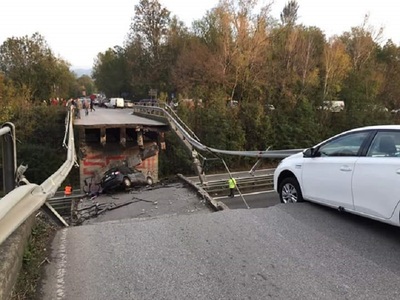 Polemică în Italia, după ce un pod a căzut peste o autostradă, omorând un om şi rănind alţi cinci. VIDEO