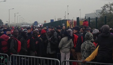 Numărul migranţilor care dorm pe străzile din Paris a crescut cu cel puţin o treime după evacuarea Junglei din Calais