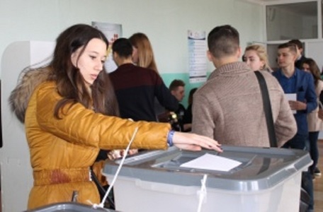 Peste trei milioane de cetăţeni ai Republicii Moldova îşi aleg preşedintele