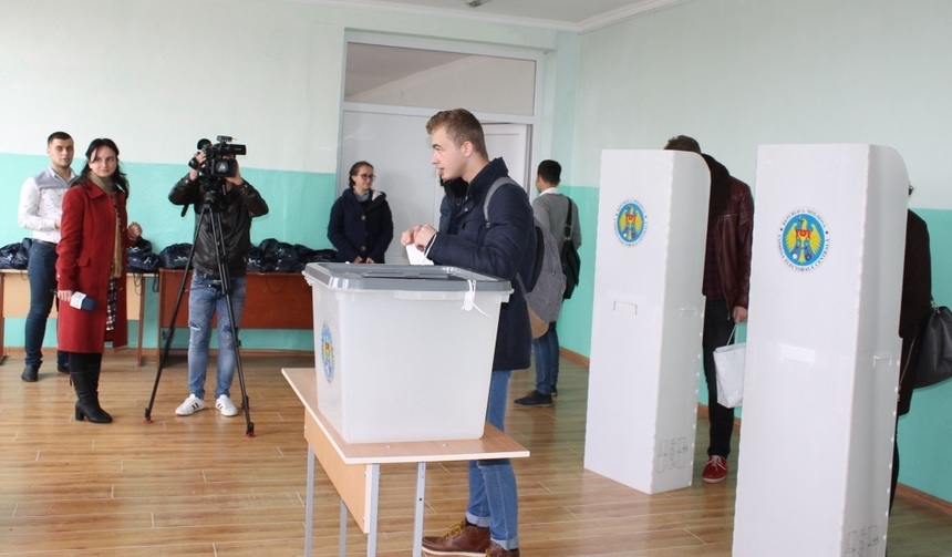 Aproape 4.000 de alegători moldoveni au votat la secţiile de vot deschise în România până la ora 14