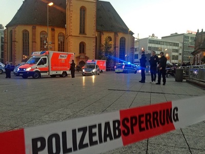 Patru persoane înjunghiate într-o gară din Frankfurt; poliţia caută mai mulţi suspecţi