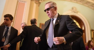 Liderul democrat Harry Reid îl acuză pe directorul FBI James Comey că a încălcat legea dezvăluind ancheta cu privire la e-mailurile lui Clinton