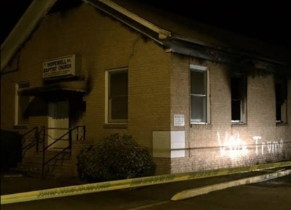 SUA: O biserică a comunităţii afroamericane a fost incendiată şi vandalizată cu mesajul ”Votaţi Trump” în Mississippi