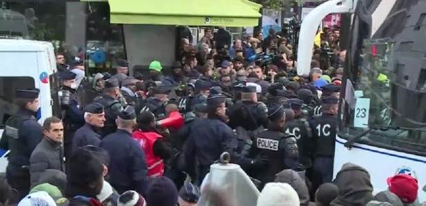 Migranţii din tabăra de la staţia de metrou Stalingrad, din Paris, au fost evacuaţi fără incidente