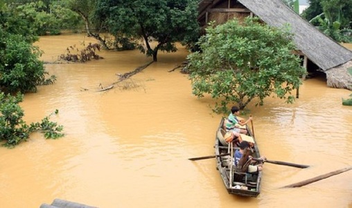 15 morţi şi mii de oameni evacuaţi din cauza inundaţiilor din centrul Vietnamului