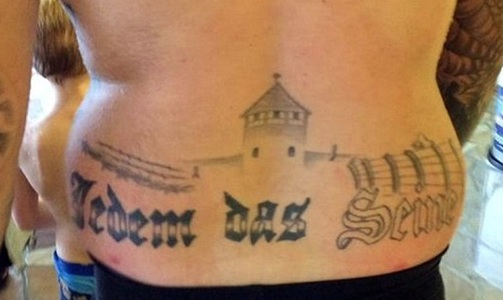 Un politician german condamnat la opt luni de închisoare, după ce şi-a expus la piscină tatuajul cu un lagăr de concentrare