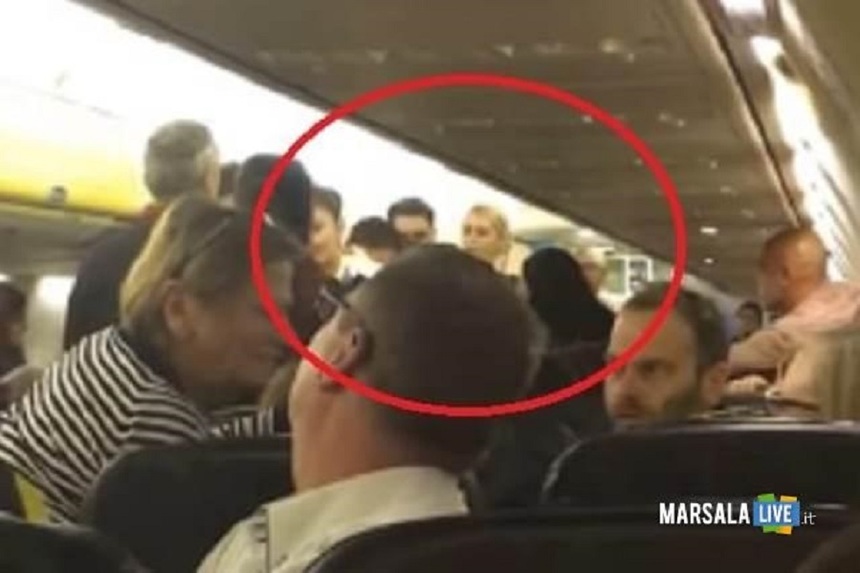 Un român dat în urmărire generală a provocat aterizarea de urgenţă a unui avion în Italia, după ce s-a luat la bătaie cu personalul