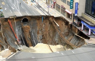 Japonia: O groapă uriaşă a înghiţit o intersecţie din metropola Fukuoka. VIDEO