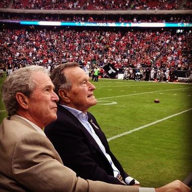 George W. Bush a lăsat buletinul de vot necompletat în alegerile prezidenţiale, anunţă purtătorul său de cuvânt