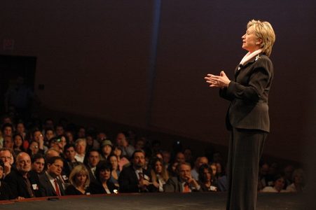 Echilibrul de forţe se schimbă din nou în Florida; Clinton conduce după numărarea a 65% dintre voturi