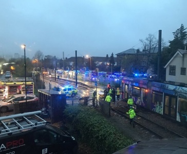 Marea Britanie: Peste 40 de răniţi, după ce un tramvai s-a răsturnat în sudul Londrei