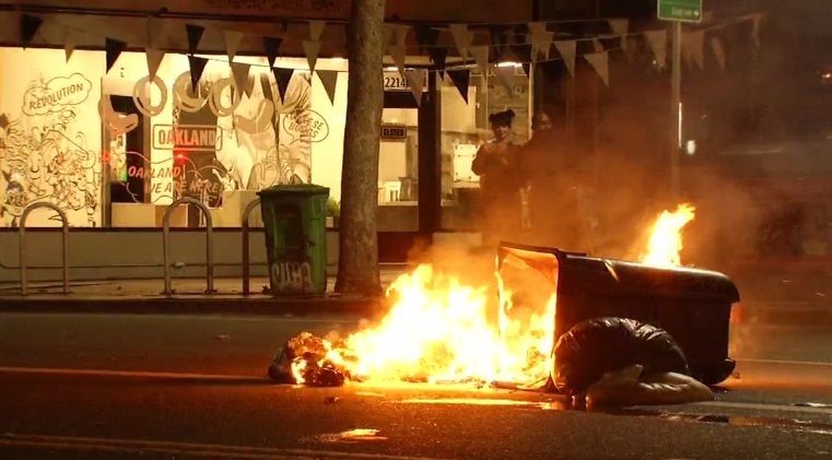INCIDENTE în SUA după victoria lui Donald Trump: Protestatari au incendiat gunoaie şi au distrus vitrine în Oakland şi San Francisco. Studenţi de la mai multe universităţi au ieşit în stradă scandând ”Tu nu eşti America. Noi suntem America”. VIDEO