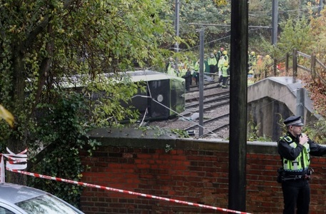 Autorităţile londoneze anunţă că mai multe persoane au decedat în tramvaiul deraiat din Croydon