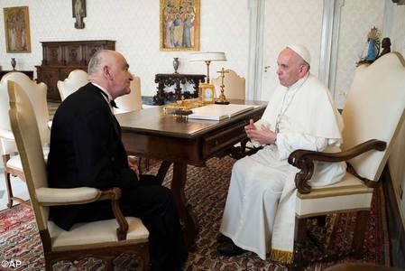 Papa Francisc s-a întâlnit cu noul ambasador român de la Vatican şi i-a spus că speră să viziteze România 