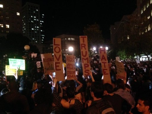 Mii de oameni au ieşit în stradă pentru a doua zi consecutiv pentru a protesta faţă de Trump. VIDEO