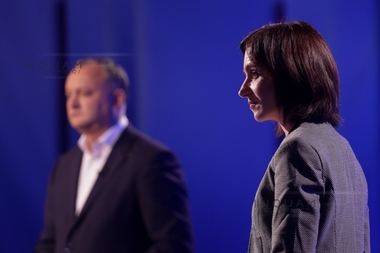 DOCUMENTAR: Moldovenii îşi aleg duminică preşedintele, dintre socialistul Igor Dodon şi prooccidentala Maia Sandu