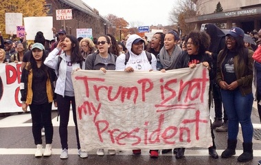 Mii de americani au protestat paşnic în a treia noapte consecutivă faţă de victoria lui Donald Trump