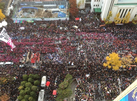 Zeci de mii de protestatari sud-coreeni cer demisia preşedintei Park Geun-Hye