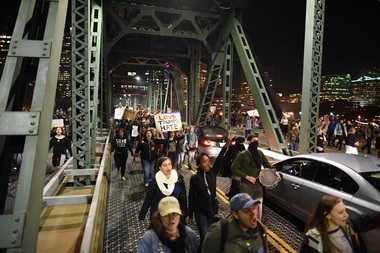 Autorităţile au anunţat că o persoană a fost împuşcată în timp ce protestatarii anti-Trump traversau un pod din Portland