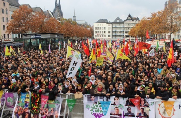 Peste 25.000 de musulmani alawiţi şi kurzi au protestat pe străzile din Koln faţă de regimul Erdogan