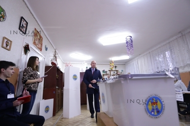 ALEGERI în Republica Moldova - LIVE TEXT: Prezenţa la urne a depăşit 52 la sută, după ora 19.00. Protest în faţa sediului Comisiei Electorale Centrale. Mai multe persoane cer demisia reprezentanţilor comisiei FOTO