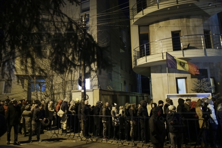 UPDATE: Alegătorii moldoveni au stat la cozi lungi pentru a vota în străinătate. La unele secţii s-au terminat buletinele de vot. Procesul de votare la Bucureşti a fost prelungit - FOTO, VIDEO
