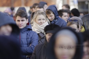 Circa 180 de cetăţeni moldoveni mai pot vota în Bucureşti; la coada de la consulat sunt circa 500 de persoane