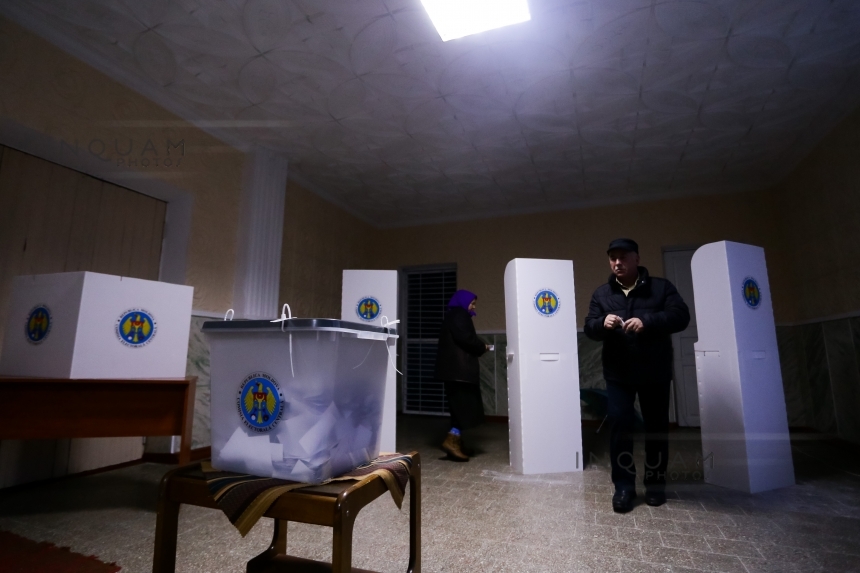 Procesul de votare la consulatul Moldovei din Bucureşti continuă până la utilizarea tuturor buletinelor disponibile