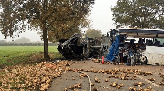 Un mort şi doi răniţi grav în Franţa, într-un accident între un autobuz şcolar şi un camion