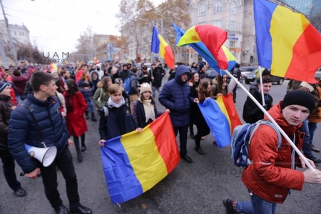 Circa 3.000 de oameni protestează la Chişinău faţă de alegeri