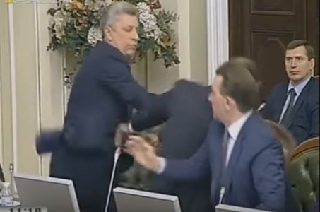 Un nou incident în Parlamentul Ucrainei: Doi politicieni s-au bătut în timpul unei şedinţe. VIDEO