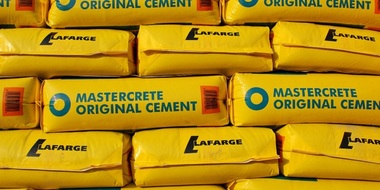 ONG-uri şi foşti angajaţi depun plângere împotriva Lafarge pentru finanţarea Statului Islamic în Siria
